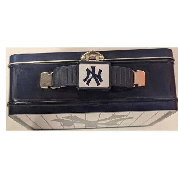 New York Yankees Metal Tin Lunch Box Storage Case MLB Collectible - Picture 2 of 3